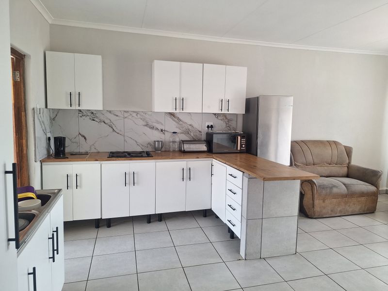 A modern 2-bedroom, 2-bathroom apartment with water included in the rental. - Photo 4