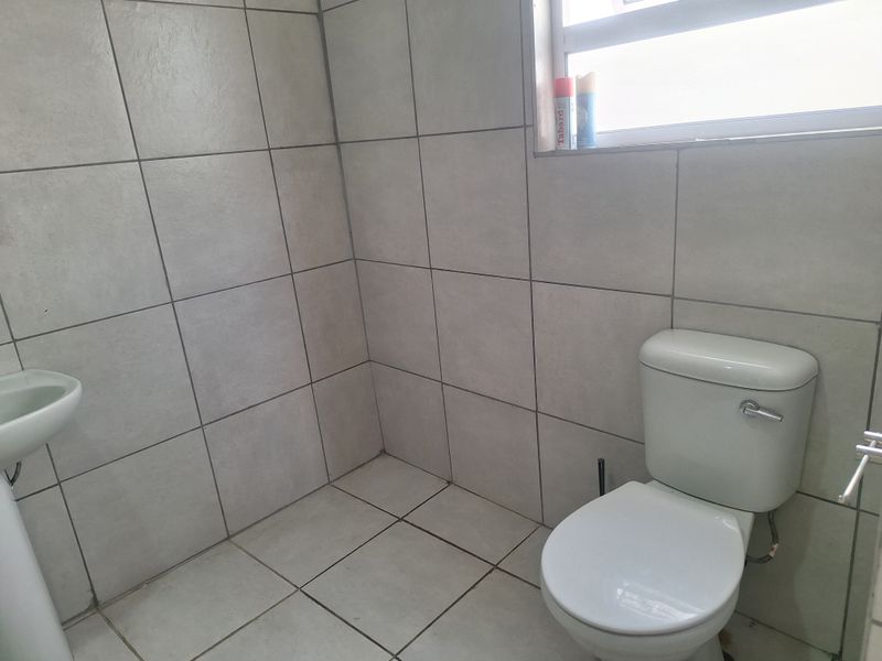 A modern 2-bedroom, 2-bathroom apartment with water included in the rental. - Photo 10