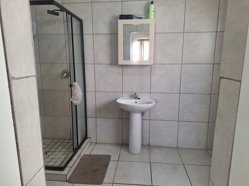 A modern 2-bedroom, 2-bathroom apartment with water included in the rental. - Photo 9