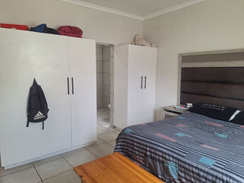 A modern 2-bedroom, 2-bathroom apartment with water included in the rental. - Photo 8