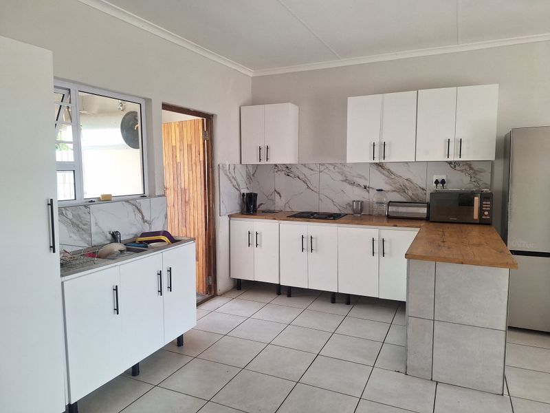 A modern 2-bedroom, 2-bathroom apartment with water included in the rental. - Photo 6