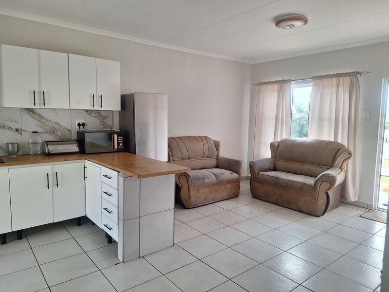 A modern 2-bedroom, 2-bathroom apartment with water included in the rental. - Photo 5