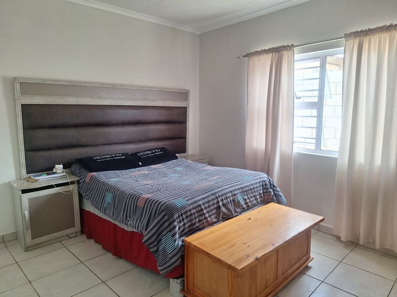 A modern 2-bedroom, 2-bathroom apartment with water included in the rental. - Photo 7