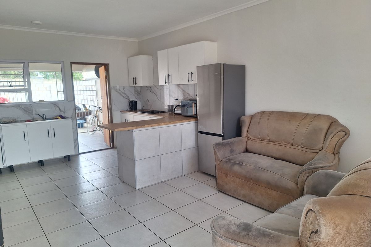 A modern 2-bedroom, 2-bathroom apartment with water included in the rental. - Photo 3
