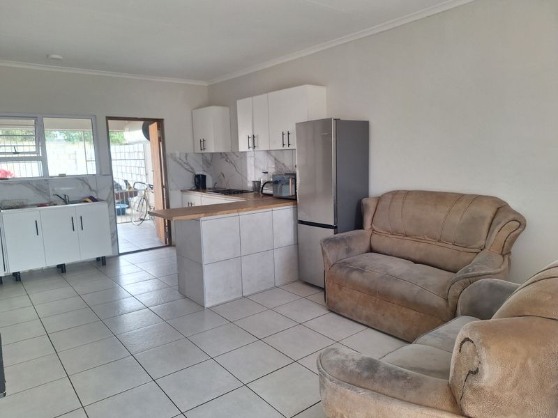 A modern 2-bedroom, 2-bathroom apartment with water included in the rental. - Photo 3