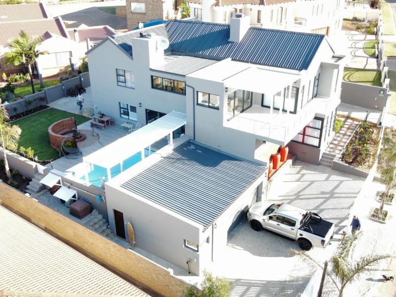 Where Ocean Meets Mountain: A Double-Storey Masterpiece - Photo 2