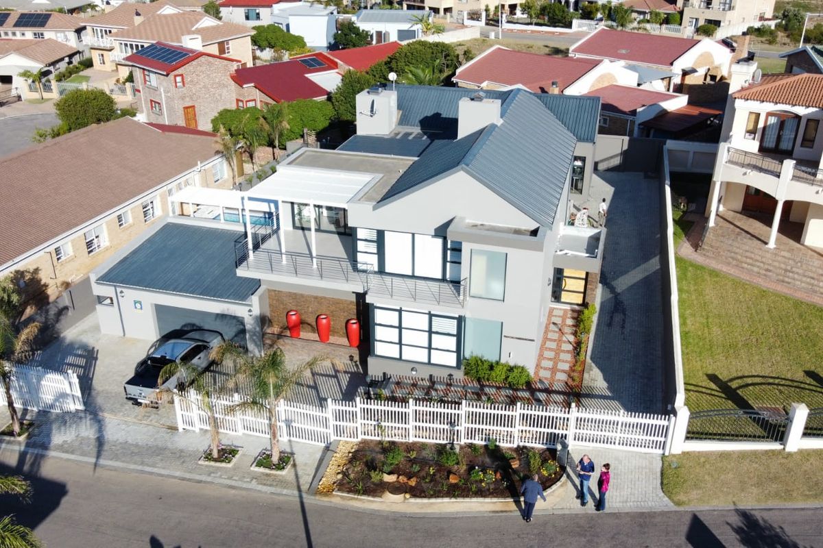 Where Ocean Meets Mountain: A Double-Storey Masterpiece - Photo 3