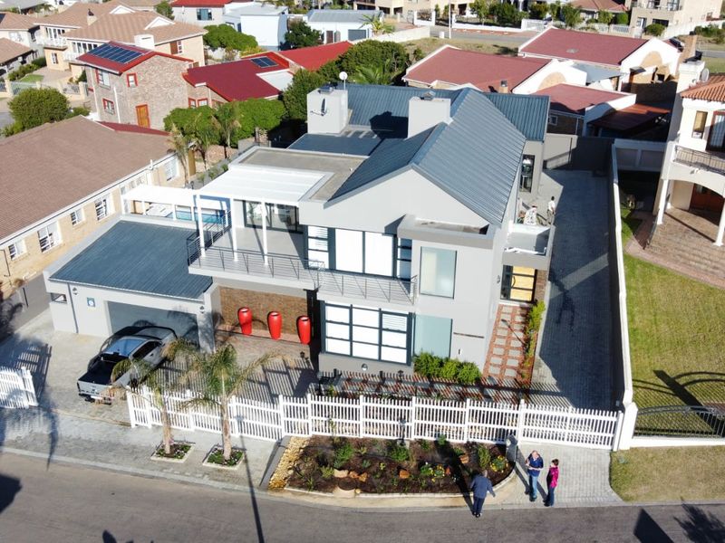 Where Ocean Meets Mountain: A Double-Storey Masterpiece - Photo 3