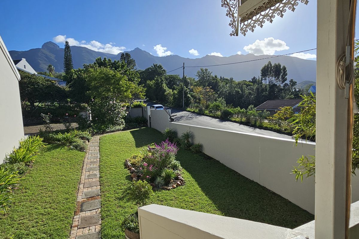 Modern Comfort Meets Effortless Living in a Prime Location - Photo 2