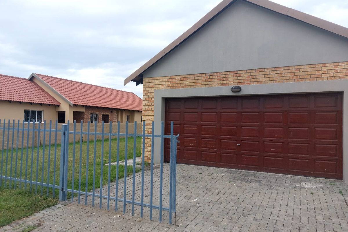 3 Bedroom House in Waterkloof Hills Estate for Sale. - Photo 2