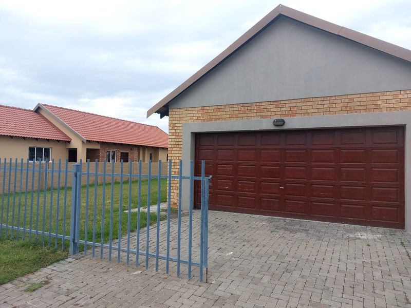 3 Bedroom House in Waterkloof Hills Estate for Sale. - Photo 2