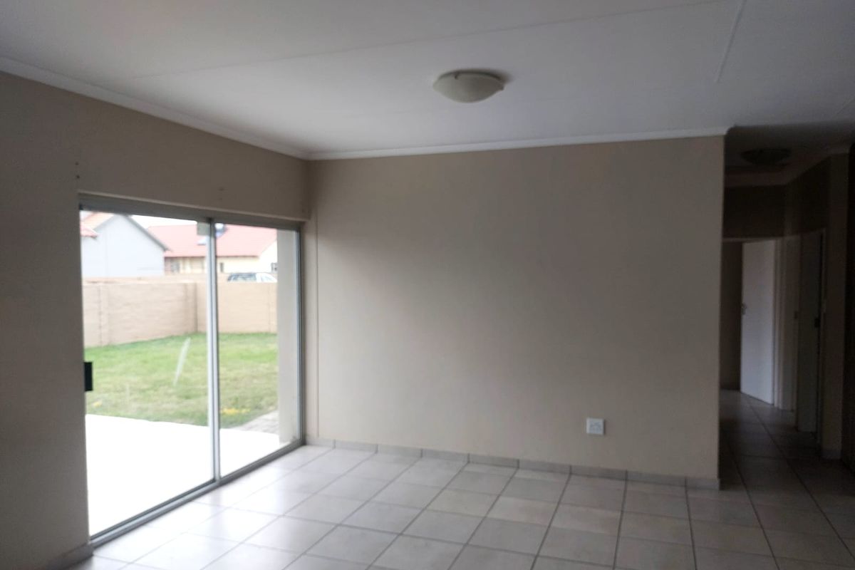 3 Bedroom House in Waterkloof Hills Estate for Sale. - Photo 4
