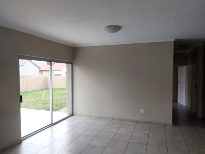 3 Bedroom House in Waterkloof Hills Estate for Sale. - Photo 4