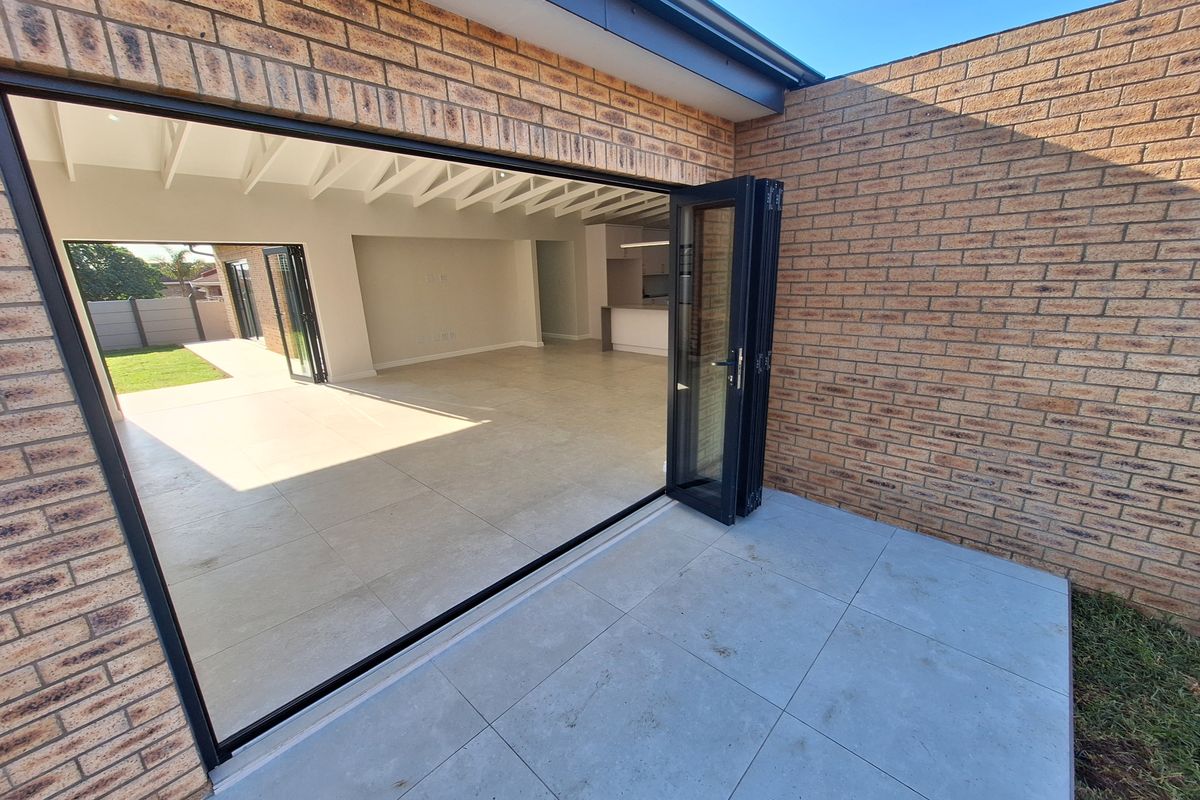 ULTRA-MODERN HOME IN CLOSE PROXIMITY TO ABSOLUTELY EVERYTHING - Photo 5