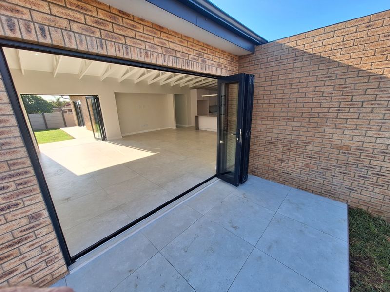 ULTRA-MODERN HOME IN CLOSE PROXIMITY TO ABSOLUTELY EVERYTHING - Photo 5