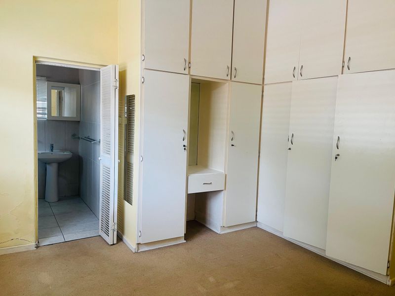 This well-maintained three-bedroom home offers the perfect blend of comfort, convenience, and peace - Photo 10