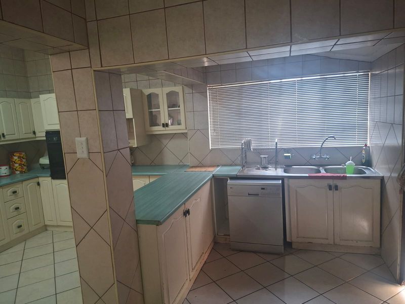 Sole Mandate – Aviary Hill Townhouse - Space + Income + Value Opportunity - Photo 7