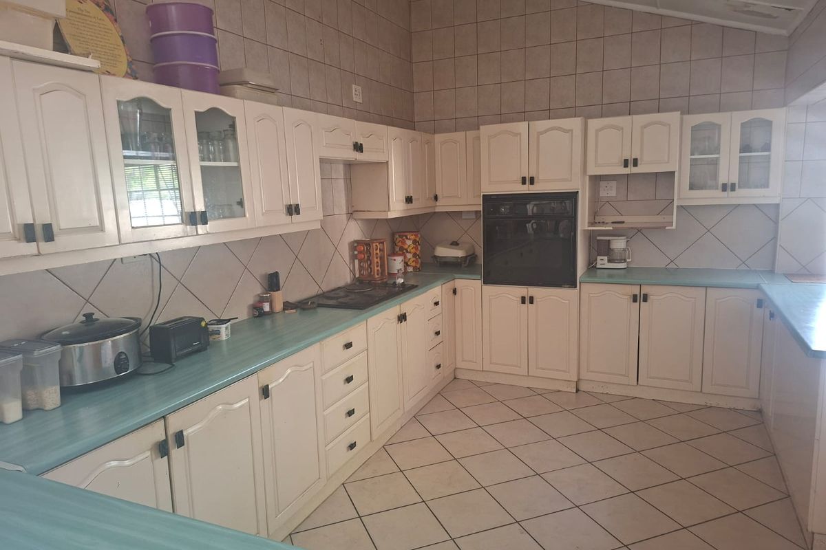 Sole Mandate – Aviary Hill Townhouse - Space + Income + Value Opportunity - Photo 4