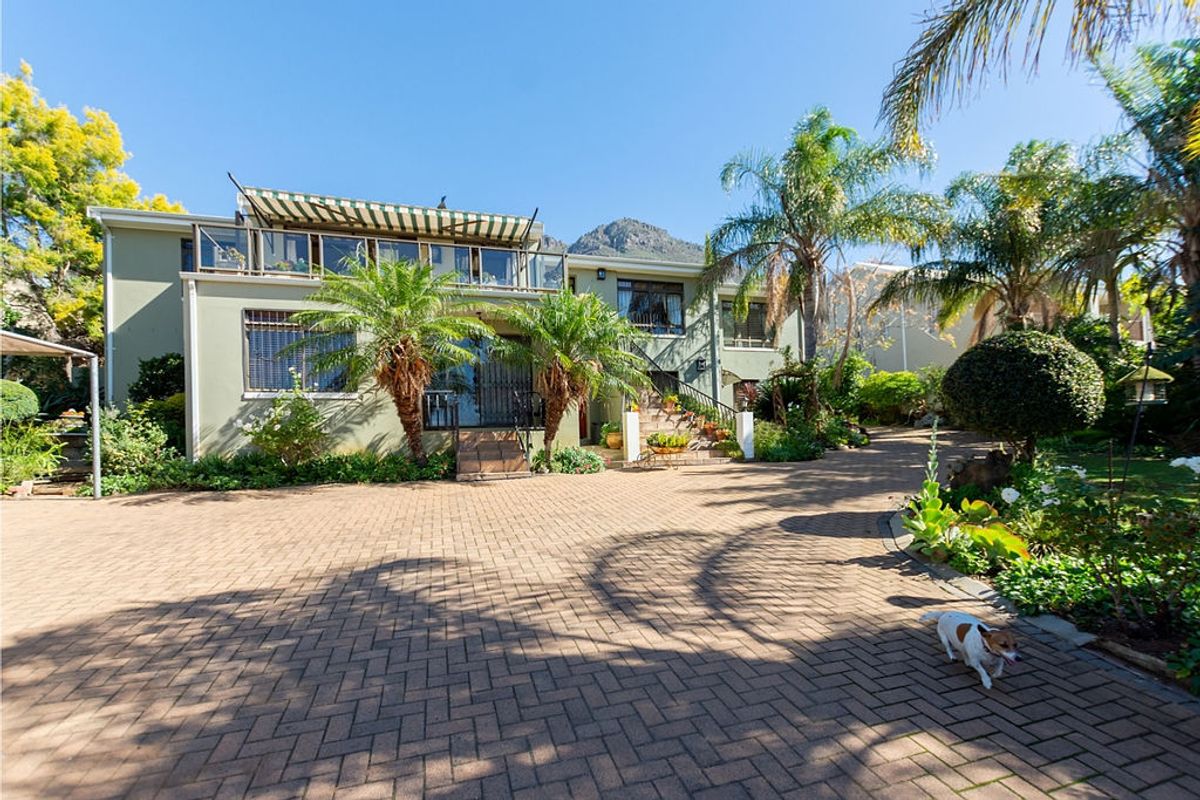 Luxurious Home with Majestic Mountain Views - Photo 2