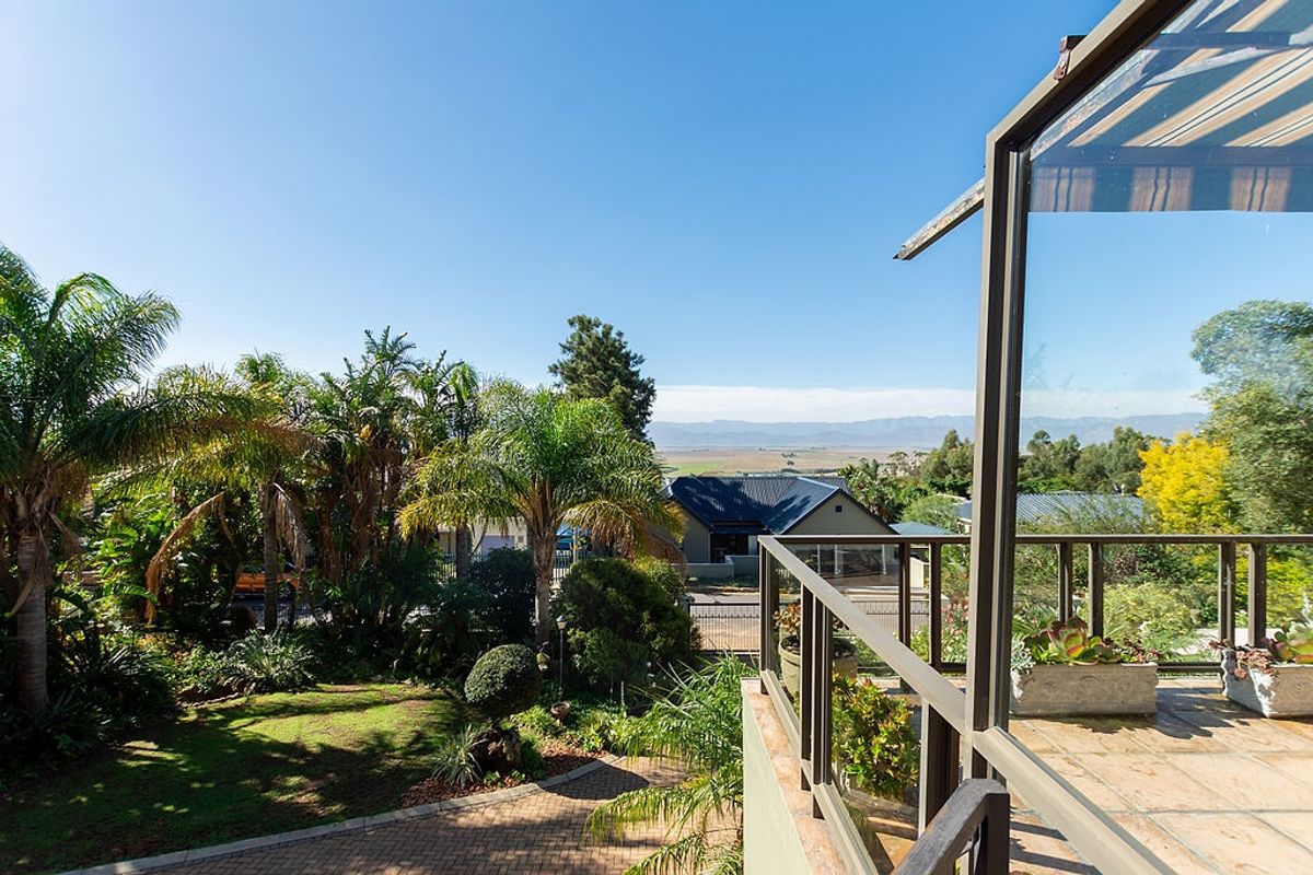 Luxurious Home with Majestic Mountain Views - Photo 3