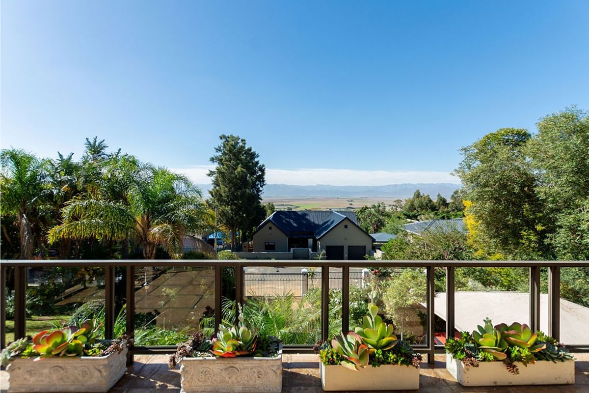 Luxurious Home with Majestic Mountain Views - Photo 4