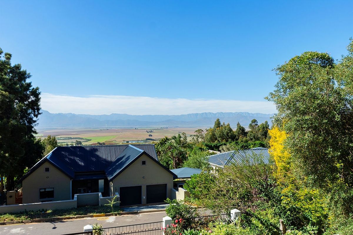 Luxurious Home with Majestic Mountain Views - Photo 5
