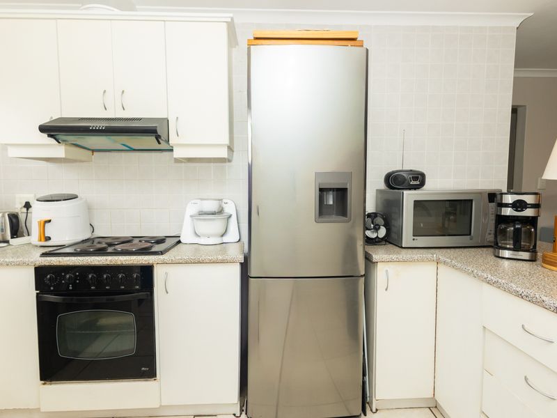 Charming 2-bedroom apartment for sale in Sonstraal Heights, Durbanville—perfect for modern living! - Photo 2
