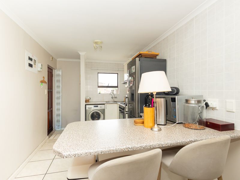 Charming 2-bedroom apartment for sale in Sonstraal Heights, Durbanville—perfect for modern living! - Photo 4