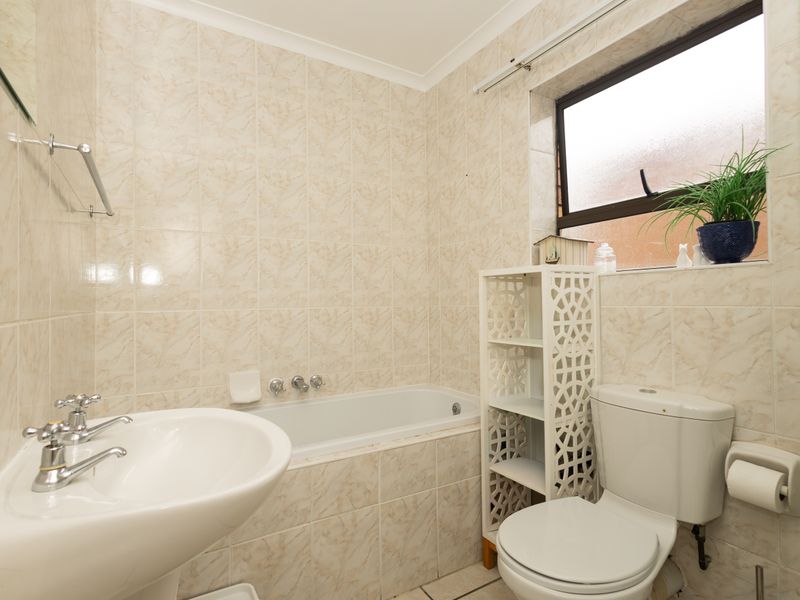 Charming 2-bedroom apartment for sale in Sonstraal Heights, Durbanville—perfect for modern living! - Photo 8