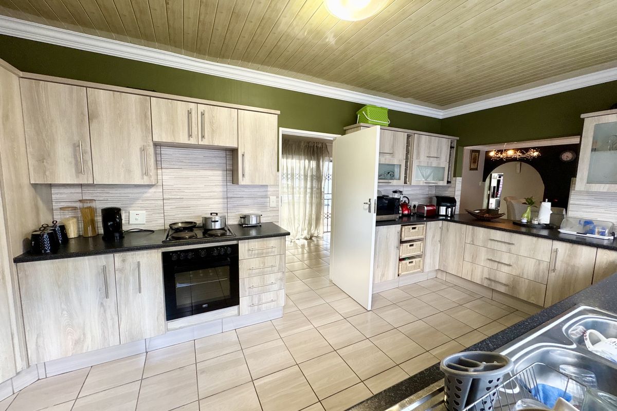 Spacious Family Home with Income Generating Flatlets - Photo 5