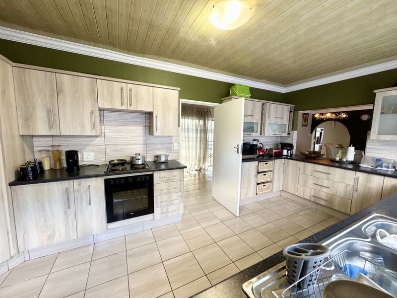 Spacious Family Home with Income Generating Flatlets - Photo 5