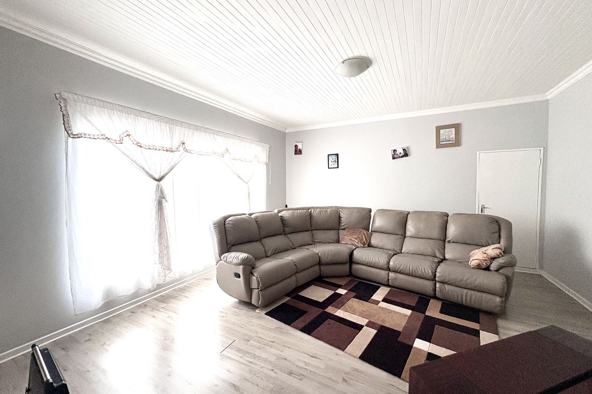 Spacious Family Home with Income Generating Flatlets - Photo 4