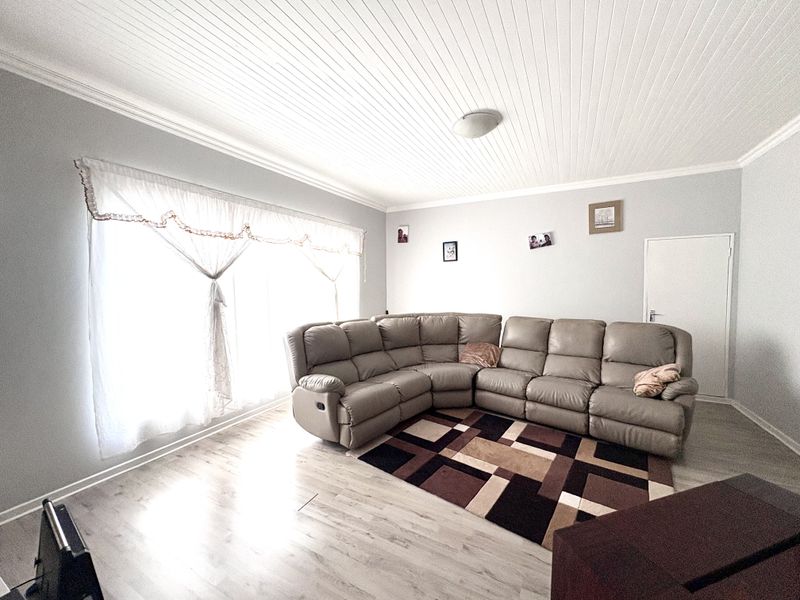 Spacious Family Home with Income Generating Flatlets - Photo 4