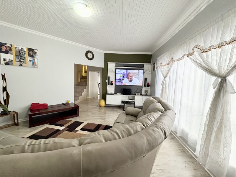 Spacious Family Home with Income Generating Flatlets - Photo 3