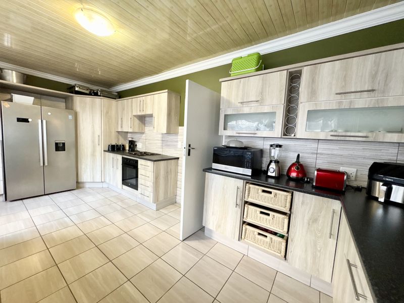 Spacious Family Home with Income Generating Flatlets - Photo 7