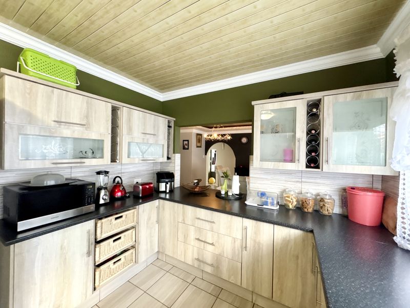 Spacious Family Home with Income Generating Flatlets - Photo 6