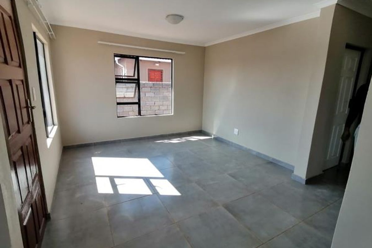 Modern Living in Selcourt’s Sought-After Development – Near Shops & Work Opportunities - Photo 3