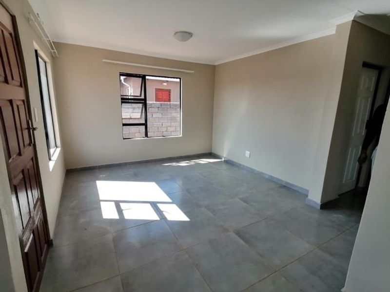 Modern Living in Selcourt’s Sought-After Development – Near Shops & Work Opportunities - Photo 3