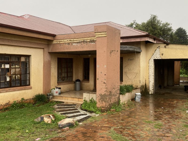 Renovator’s Opportunity – Prime TLC Property with Endless Potential - Photo 2