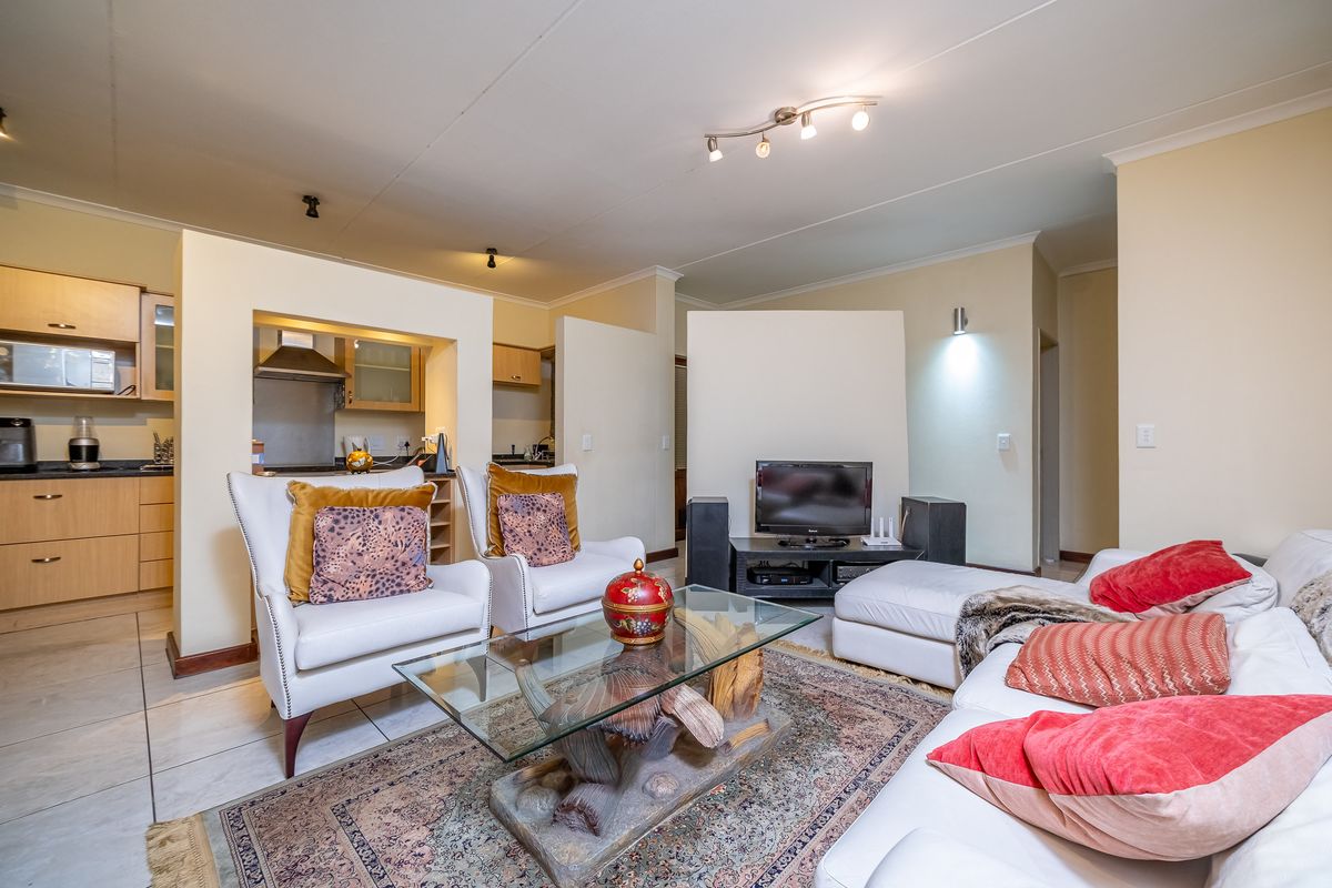 Delightful garden townhouse offering a blend of comfort and convenience - Photo 4