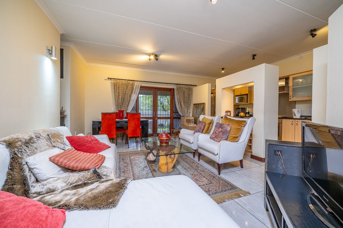 Delightful garden townhouse offering a blend of comfort and convenience - Photo 3
