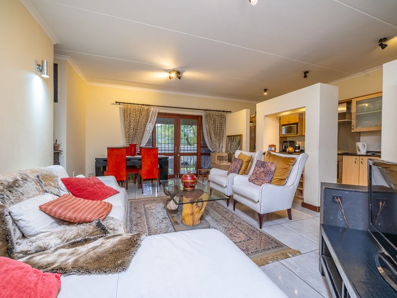 Delightful garden townhouse offering a blend of comfort and convenience - Photo 3