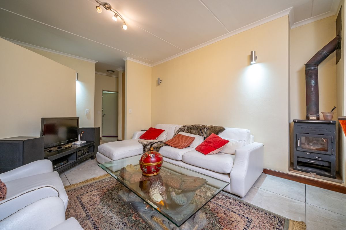 Delightful garden townhouse offering a blend of comfort and convenience - Photo 2