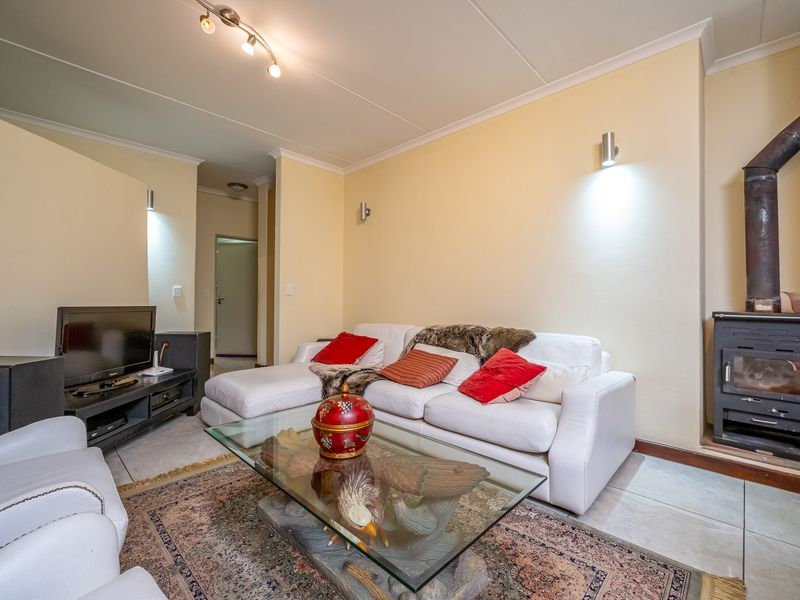 Delightful garden townhouse offering a blend of comfort and convenience - Photo 2