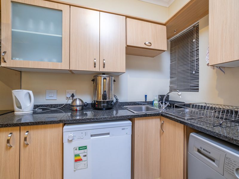 Delightful garden townhouse offering a blend of comfort and convenience - Photo 10