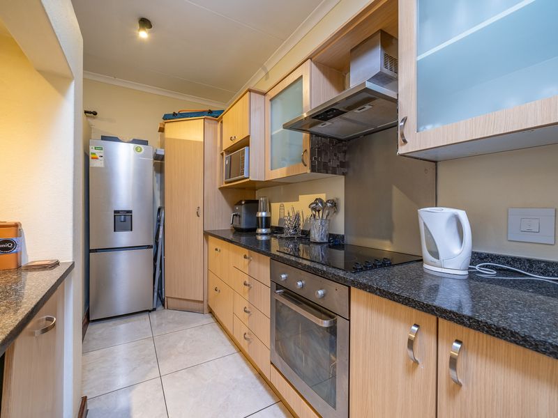 Delightful garden townhouse offering a blend of comfort and convenience - Photo 9