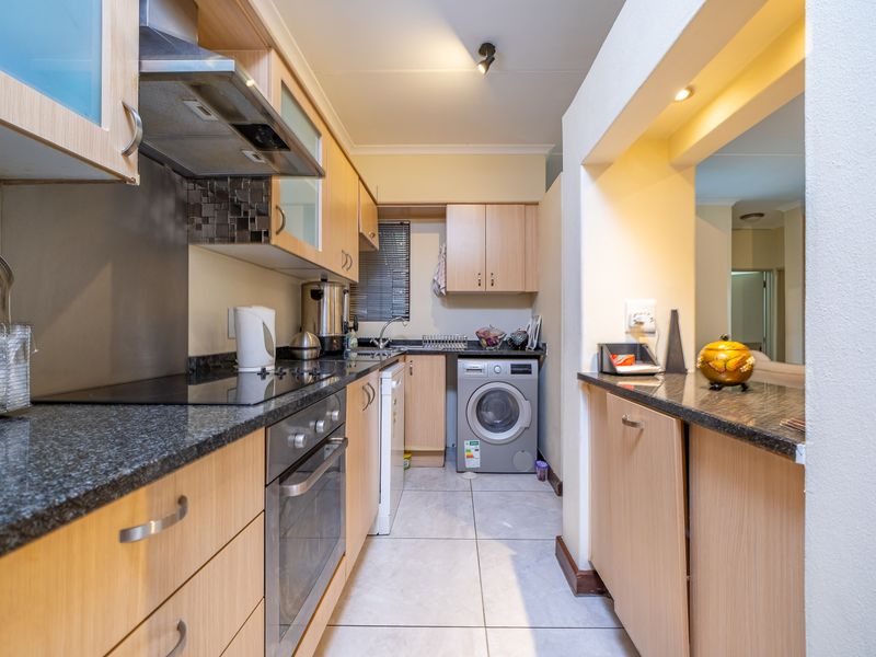 Delightful garden townhouse offering a blend of comfort and convenience - Photo 8