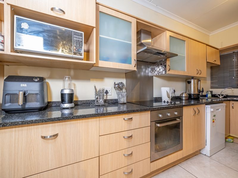 Delightful garden townhouse offering a blend of comfort and convenience - Photo 7