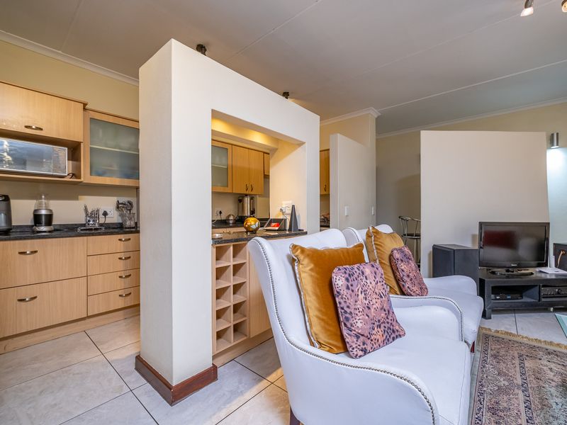 Delightful garden townhouse offering a blend of comfort and convenience - Photo 6