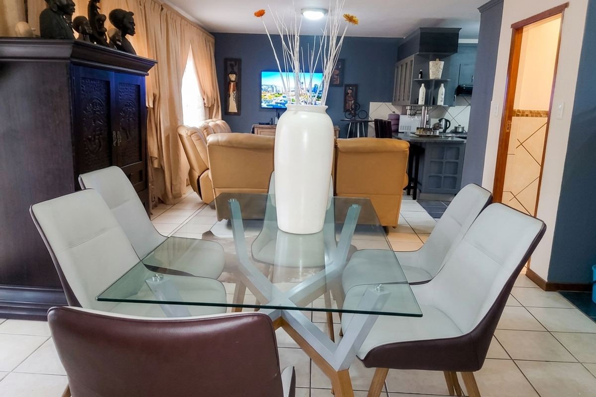Spacious Double-Storey Townhouse with Stunning Views over Waterval East - Photo 4